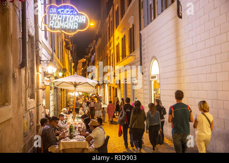 Scène de nuit de rue dans le centre-ville de Rome avec des gens dînant, Italie, Europe, des gens mangeant dans une Trattoria italienne, 2018 Banque D'Images