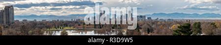 Large panorama de la ville de Denver avec de gros nuages dans le ciel Banque D'Images