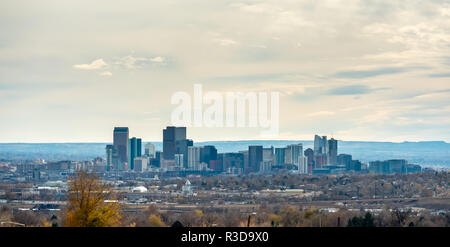 Paysage urbain du centre-ville de Denver avec ciel couvert en Novembre Banque D'Images