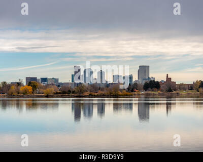 L'horizon de Denver reflète dans l'eau pendant le crépuscule sur l'automne Banque D'Images