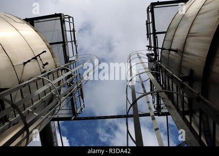 Réservoirs industriels avec des échelles de cage sur place , les Pays-Bas Banque D'Images