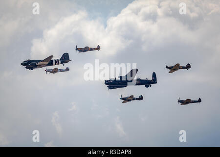 La seconde guerre mondiale historique passage aérien à Fairford 2018 RIAT, Dakota, Lancaster, Spitfire et les ouragans. Banque D'Images