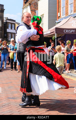 Festival 2018 Hop Faversham, senior homme et femme hongrois en costume traditionnel style valse danse en face de l'auditoire dans la rue de la ville. Banque D'Images