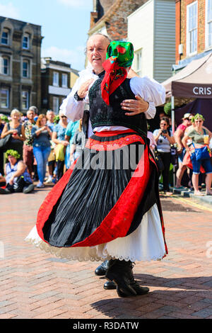 Festival 2018 Hop Faversham, senior homme et femme hongrois en costume traditionnel style valse danse en face de l'auditoire dans la rue de la ville. Banque D'Images