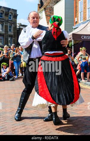 Festival 2018 Hop Faversham, senior homme et femme hongrois en costume traditionnel style valse danse en face de l'auditoire dans la rue de la ville. Banque D'Images