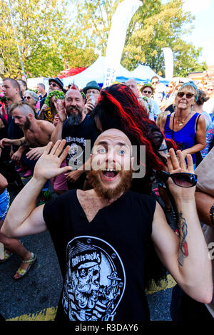 Festival 2018 de Faversham Hop crâne rasé, fans de rock français le groupe folklorique, sur les docks, posant pour spectateur alors qu'en public lors de concert. Banque D'Images