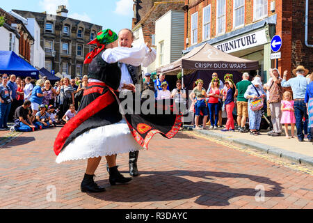 Festival 2018 Hop Faversham, senior homme et femme hongrois en costume traditionnel style valse danse en face de l'auditoire dans la rue de la ville. Banque D'Images