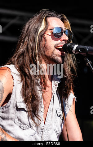 Festival de Faversham Hop 201. Groupe de rock britannique collatéraux sur scène. Chanteur Angelo Tristan portant des lunettes de soleil chantant et jouant de la guitare. Banque D'Images