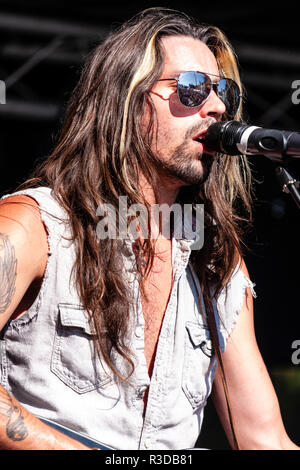 Festival de Faversham Hop 201. Groupe de rock britannique collatéraux sur scène. Chanteur Angelo Tristan portant des lunettes de soleil chantant et jouant de la guitare. Banque D'Images