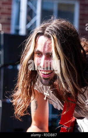 Festival de Faversham Hop 201. Groupe de rock britannique collatéraux sur scène. Chanteur Angelo Tristan se penche en avant, près du visage. Banque D'Images