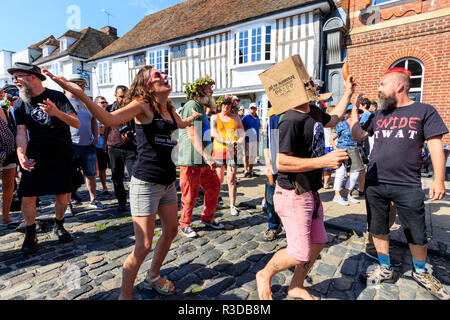 Faversham Hop Festival. Fan du groupe de rock français, sur les docks, chanter, danser avec boîte en carton sur la tête et tenant comme saucisse micro. Banque D'Images