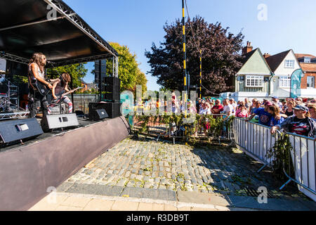 Festival de Faversham Hop 201. Groupe de rock britannique collatéraux sur scène. Vue de côté de la scène, et le public. Chanteur Angelo Tristan à la guitare. Banque D'Images