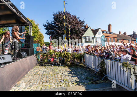 Festival de Faversham Hop 201. Groupe de rock britannique collatéraux sur scène. Vue de côté de la scène, et le public. Chanteur Angelo Tristan à la guitare. Banque D'Images