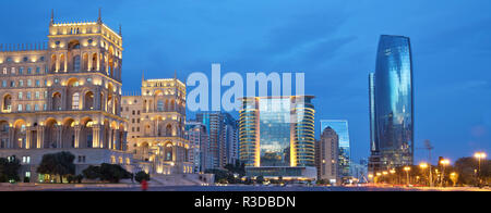 L'Azerbaïdjan, Bakou la nuit Azadlig place en face de l'Hôtel du Gouvernement soir côté. La liberté de la platitude - Azadlig, situé sur les rives de la mer Caspienne.Hotel Marriott Absheron . Neftchiler Avenue Banque D'Images