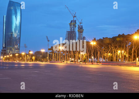 L'Azerbaïdjan, Bakou la nuit place Azadlig soir côté. Star Academy 'liberté'-'Azadlig" situé sur les rives de la mer Caspienne. Neftchiler Avenue au soir . Grue et nouveau bâtiment . Nuit voiture road Banque D'Images