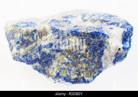 La macro photographie de minéraux naturels à partir de la collection géologique - morceau de lazurite (lapis-lazuli, pierre lapis) sur fond blanc Banque D'Images