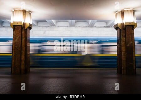 Métro,train,motion,vitesse,métro,gare,blur, métro,modernes,transport,passager,plate-forme abstraite,tube,transport,urbain,background,propose,railwa Banque D'Images