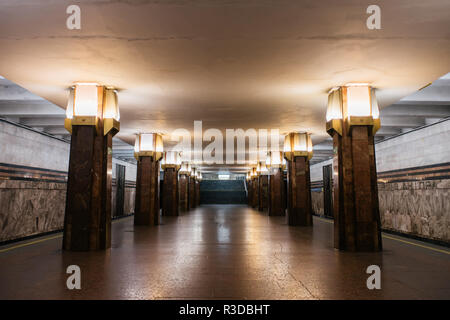 La station de métro de Kiev avec l'intérieur de la plate-forme sombre et pas de personnes Banque D'Images