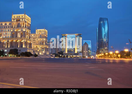 L'Azerbaïdjan, Bakou la nuit Azadlig place en face de l'Hôtel du Gouvernement soir côté. La liberté de la platitude - Azadlig, situé sur les rives de la mer Caspienne.Hotel Marriott Absheron . Neftchiler Avenue Banque D'Images