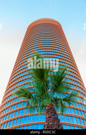 Séville, Espagne - 14 novembre 2018 : gratte-ciel Torre Sevilla. La tour est de 180,5 mètres de haut et le plus grand bâtiment en Andalousie Banque D'Images