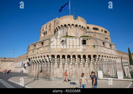 Le Mausolée d'Hadrien autrement connu sous le nom de Castel Sant Angelo est un bâtiment cylindrique commandé par l'empereur romain Hadrien,Rome,Italie Banque D'Images