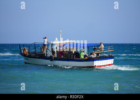 Koktebel, Crimea-June 27, 2015 : Voyage en bateau sur la mer bleue sur une chaude journée d'été. Banque D'Images