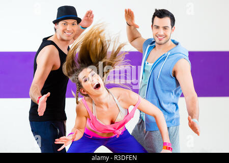 Dans l'exercice de danse Zumba Fitness Dance Studio Banque D'Images