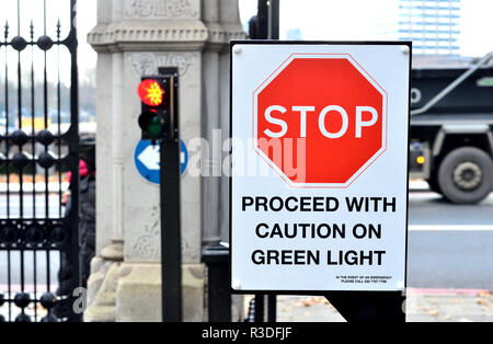 Panneau stop et feu rouge à la sortie de temple sur le Victoria Embankment, London, England, UK. Banque D'Images