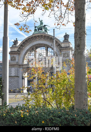 Monument historique arch surmonté de Zeitgeist sculpture (l'ancienne entrée de l'ancienne gare qui a été détruit par un incendie au début des années 70) à l'Bahnh Banque D'Images