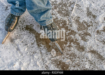High angle view sur jambes en patins à glace sur la glace Banque D'Images