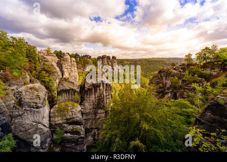 Vue panoramique sur la magnifique formation rocheuse de Bastei dans la Suisse Saxonne Parc National, près de Dresde et Rathen - Allemagne. Voyage populaire Gam Banque D'Images