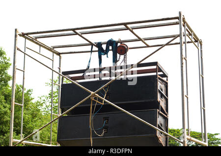 Enceintes extérieures / tha haut-parleurs noir accrocher sur l'acier pour les concerts sound system Banque D'Images