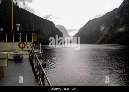 Sur un bateau donnant sur un bateau au-dessus de Milford Sound, Nouvelle-Zélande Banque D'Images