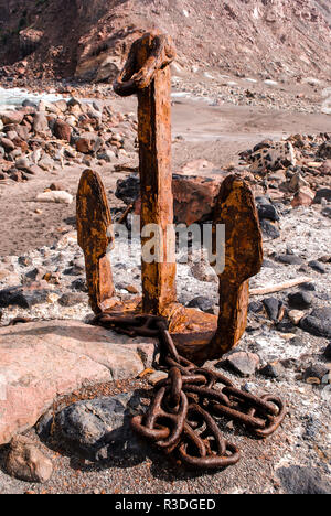 Une grande ancre rouillée sur White Island, en Nouvelle-Zélande Banque D'Images