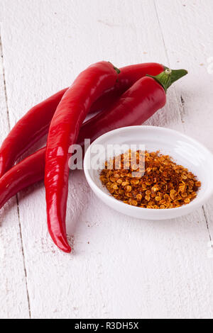 Pepperoni et frais du chili avec le chili en poudre comme libre Banque D'Images