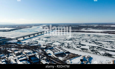 Pont-route de Khabarovsk et pont de chemin de fer qui traverse le fleuve Amour dans la ville de Khabarovsk, à l'Est de la Russie. photos de le bourdon Banque D'Images