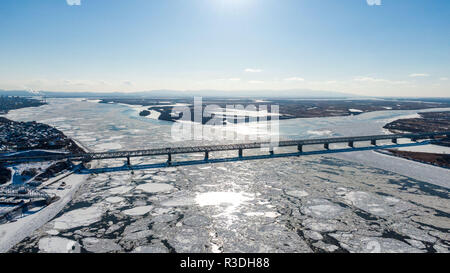 Pont-route de Khabarovsk et pont de chemin de fer qui traverse le fleuve Amour dans la ville de Khabarovsk, à l'Est de la Russie. photos de le bourdon Banque D'Images