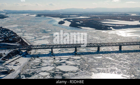 Pont-route de Khabarovsk et pont de chemin de fer qui traverse le fleuve Amour dans la ville de Khabarovsk, à l'Est de la Russie. photos de le bourdon Banque D'Images