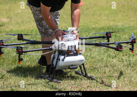 Thessalonique, Grèce - 21 juin 2018 : l'agriculture professionnelle sur le drone champ vert au cours de la pré-préparation du vol Banque D'Images