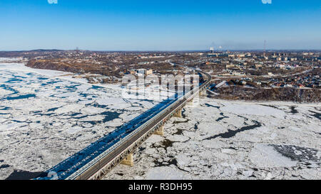 Pont-route de Khabarovsk et pont de chemin de fer qui traverse le fleuve Amour dans la ville de Khabarovsk, à l'Est de la Russie. photos de le bourdon Banque D'Images