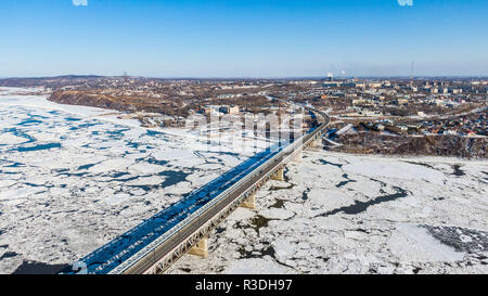 Pont-route de Khabarovsk et pont de chemin de fer qui traverse le fleuve Amour dans la ville de Khabarovsk, à l'Est de la Russie. photos de le bourdon Banque D'Images