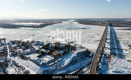 Pont-route de Khabarovsk et pont de chemin de fer qui traverse le fleuve Amour dans la ville de Khabarovsk, à l'Est de la Russie. photos de le bourdon Banque D'Images