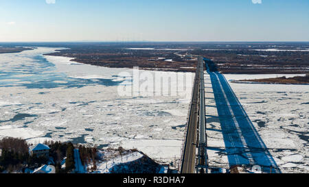 Pont-route de Khabarovsk et pont de chemin de fer qui traverse le fleuve Amour dans la ville de Khabarovsk, à l'Est de la Russie. photos de le bourdon Banque D'Images