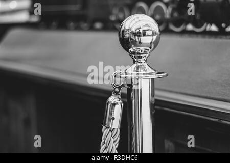 Et après clôture de la chaîne sur le côté de l'entrée d'une fonction d'ornement populaire dans les jardins Banque D'Images