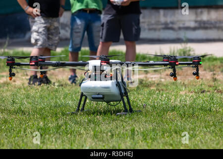 Thessalonique, Grèce - 21 juin 2018 : l'agriculture professionnelle sur le drone champ vert au cours de la pré-préparation du vol Banque D'Images