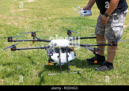 Thessalonique, Grèce - 21 juin 2018 : l'agriculture professionnelle sur le drone champ vert au cours de la pré-préparation du vol Banque D'Images