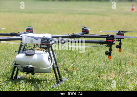 Thessalonique, Grèce - 21 juin 2018 : l'agriculture professionnelle sur le drone champ vert au cours de la pré-préparation du vol Banque D'Images