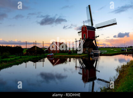 Moulin à vent hollandais au lever du soleil, aux Pays-Bas Banque D'Images