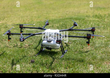 Thessalonique, Grèce - 21 juin 2018 : l'agriculture professionnelle sur le drone champ vert au cours de la pré-préparation du vol Banque D'Images