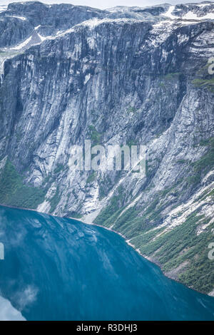 Beau paysage norvégien avec montagnes sur le chemin de trolltunga Banque D'Images